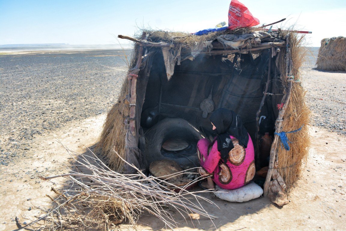 Caminata en las arenas doradas del Erg Chegaga