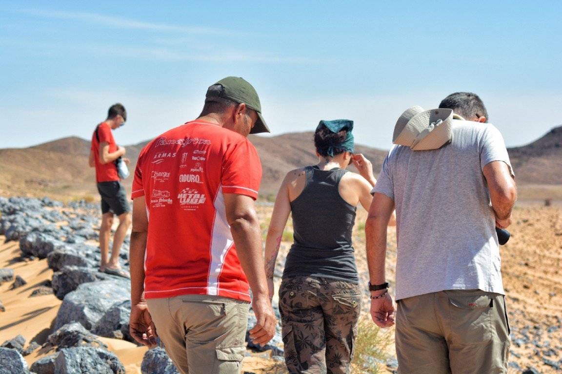 Caminata en las arenas doradas del Erg Chegaga