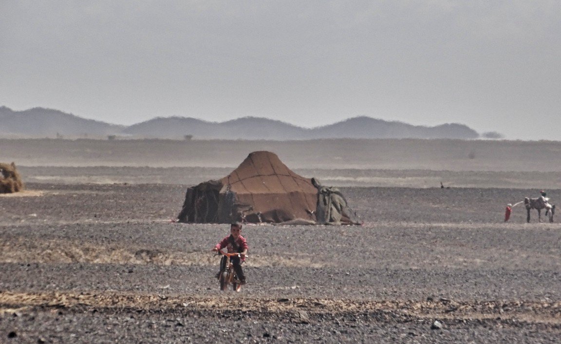 Caminata en las arenas doradas del Erg Chegaga