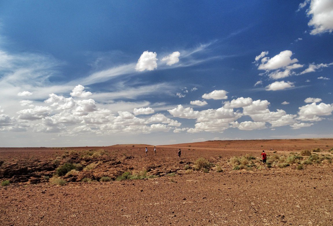 Caminata en las arenas doradas del Erg Chegaga