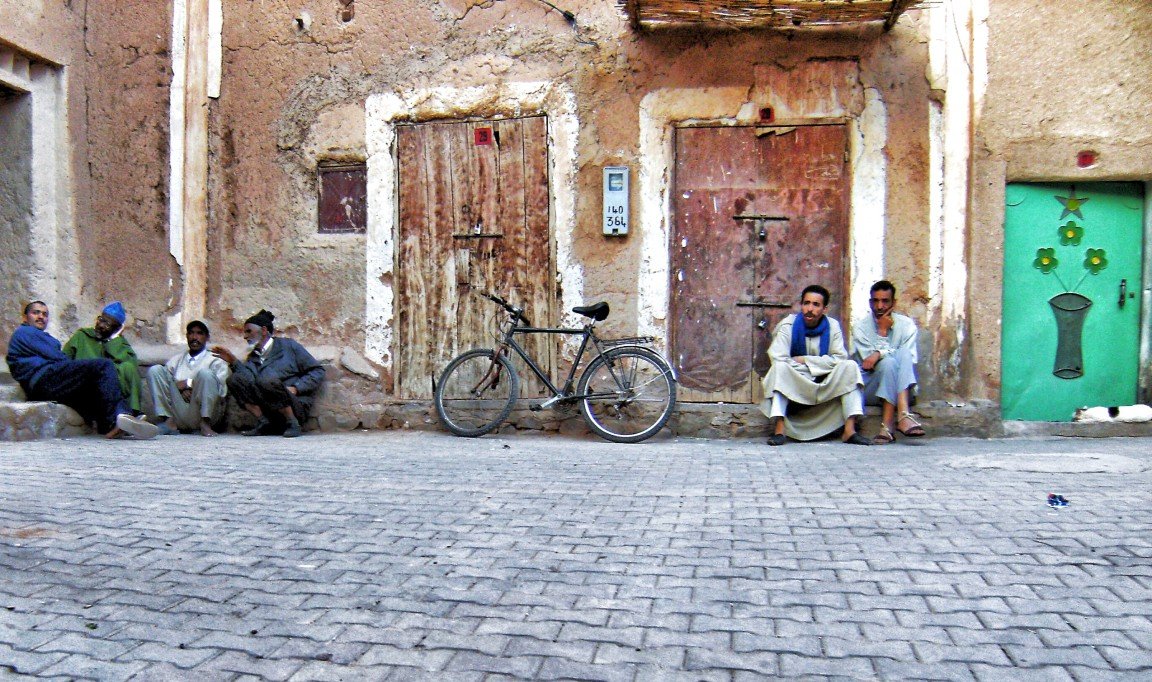 Caminata en las arenas doradas del Erg Chegaga
