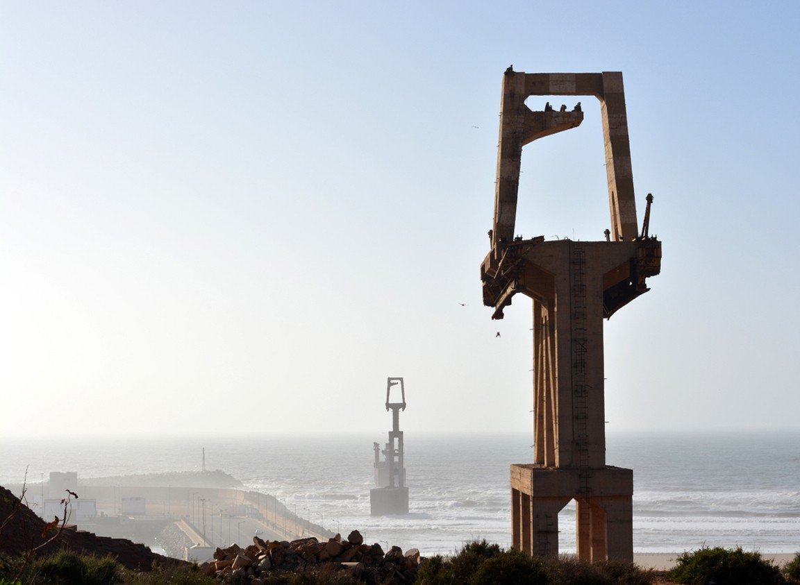 Antiguo teleférico en la playa de Sidi Ifni