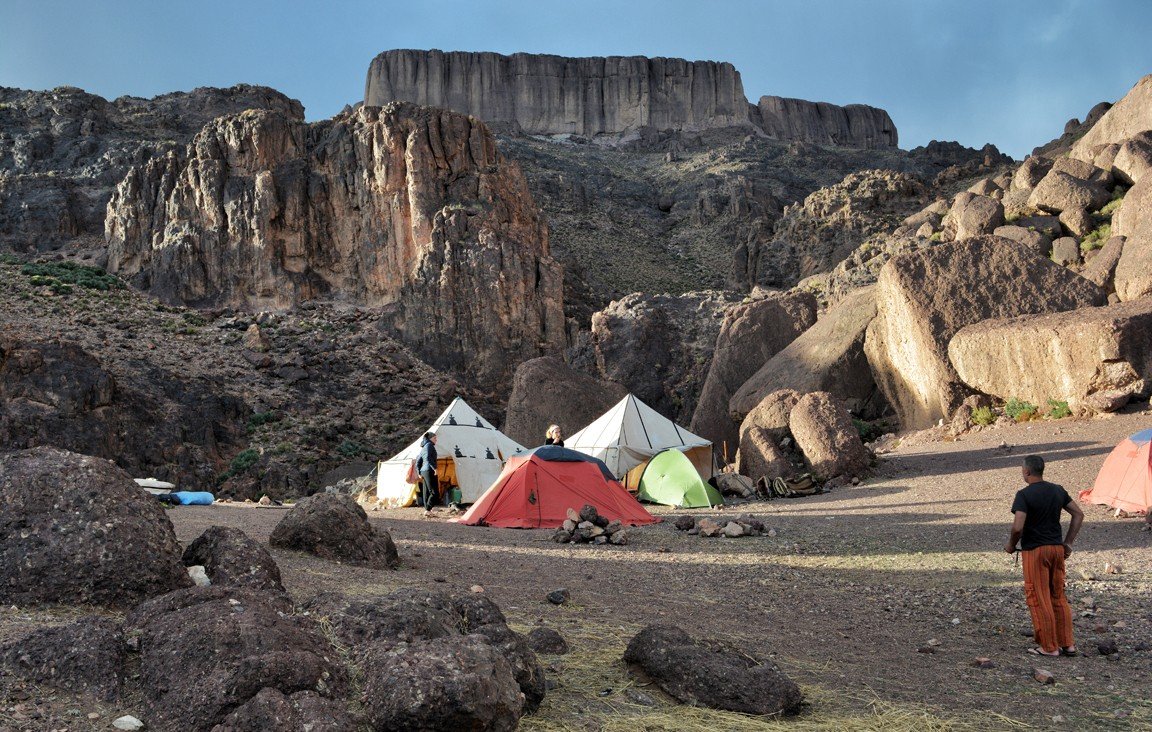 Campamento en un paisaje de piedra del Saghro