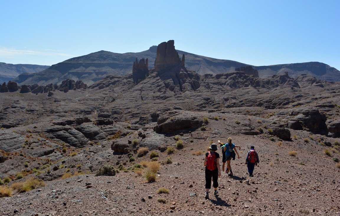Aproximación del grupo a las puertas de Alí, en el Jebel Saghro