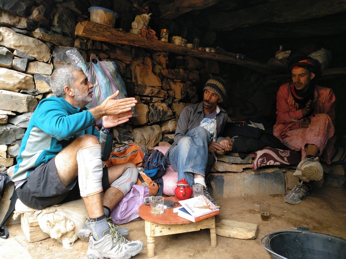 Conversación del grupo en la casa del pastor en las montañas de Taghia