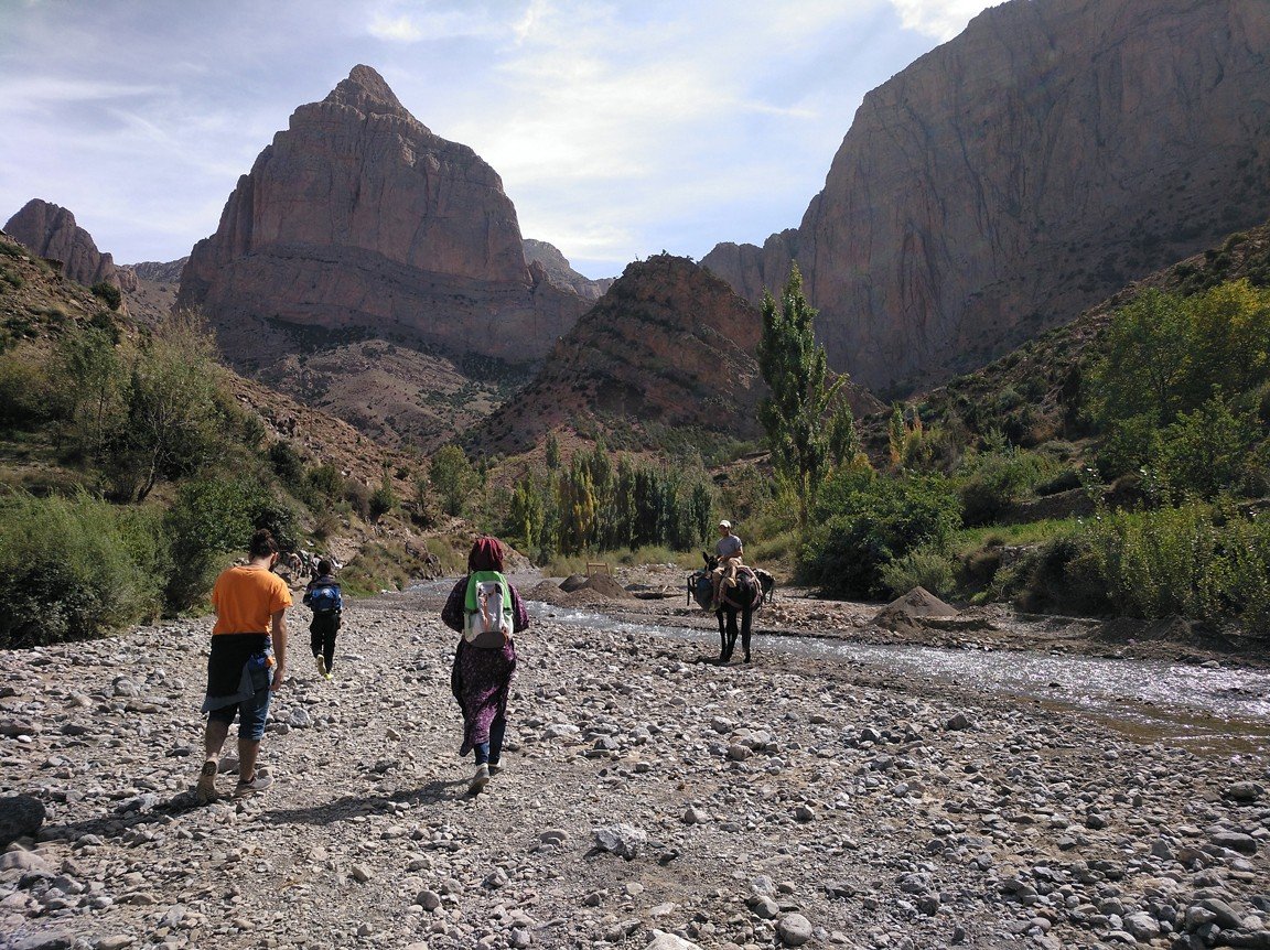 Grupo caminando hacia el pueblo de Taghia