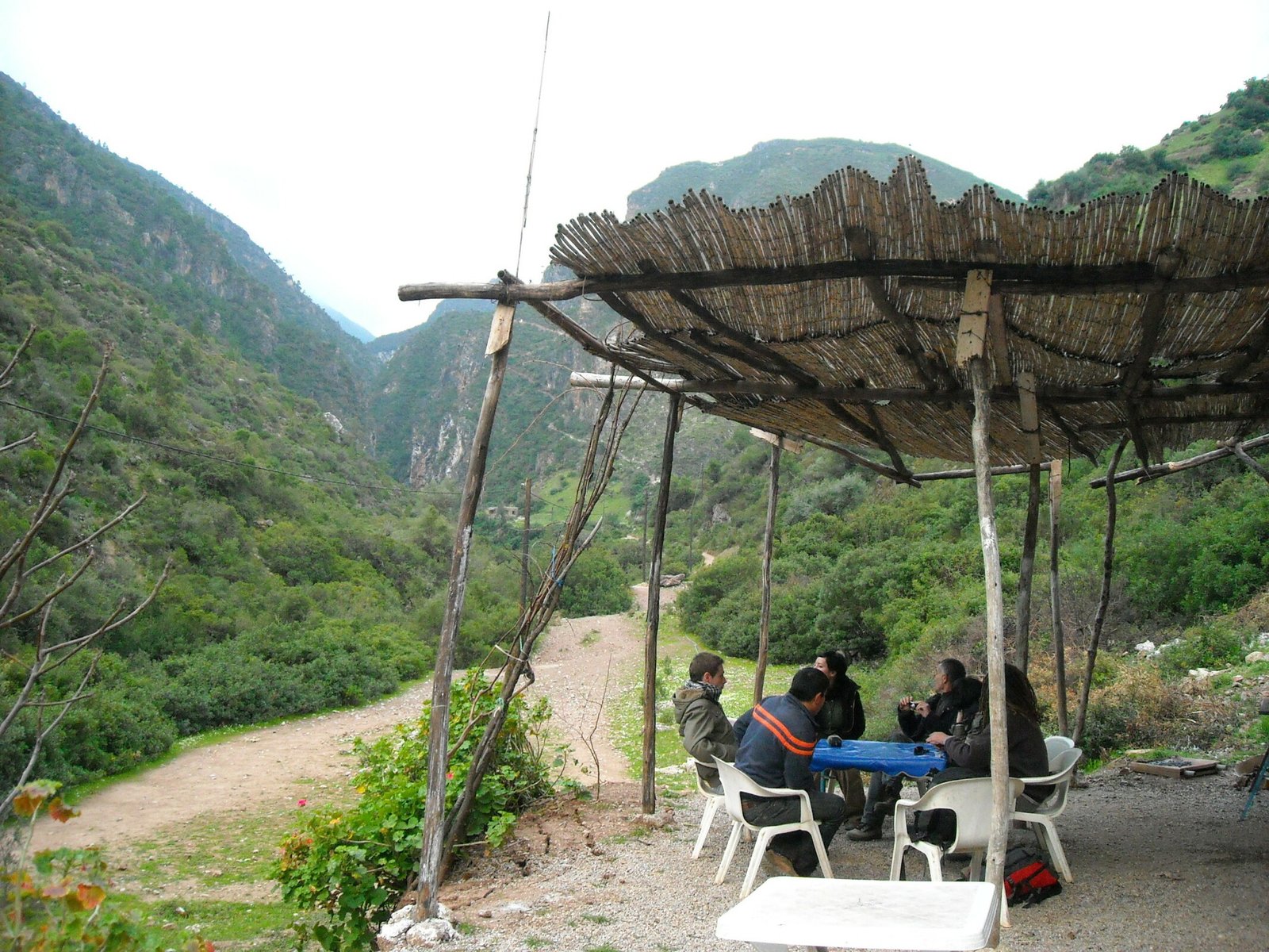 Descanso junto al río en Chefchauen