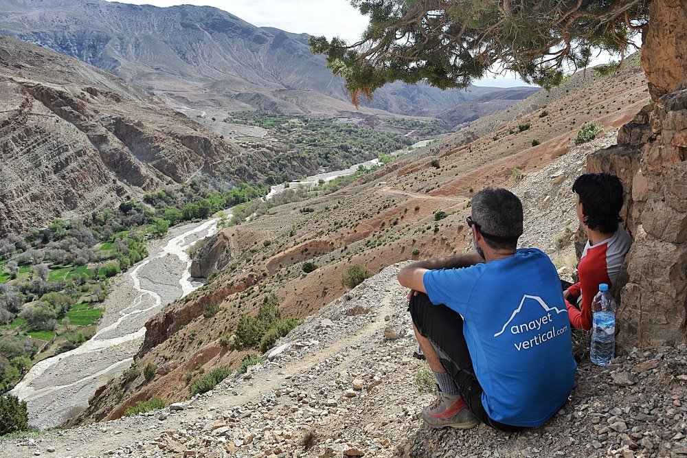 Dos personas disfrutando de la panorámica de Oulad Alí