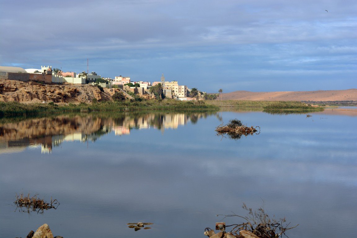 El río a su paso por la ciudad de El Aaiún. Viaje a El Aaiún