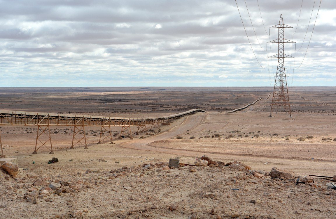 Cinta transportadora del fosfato en el puerto de Aaiún