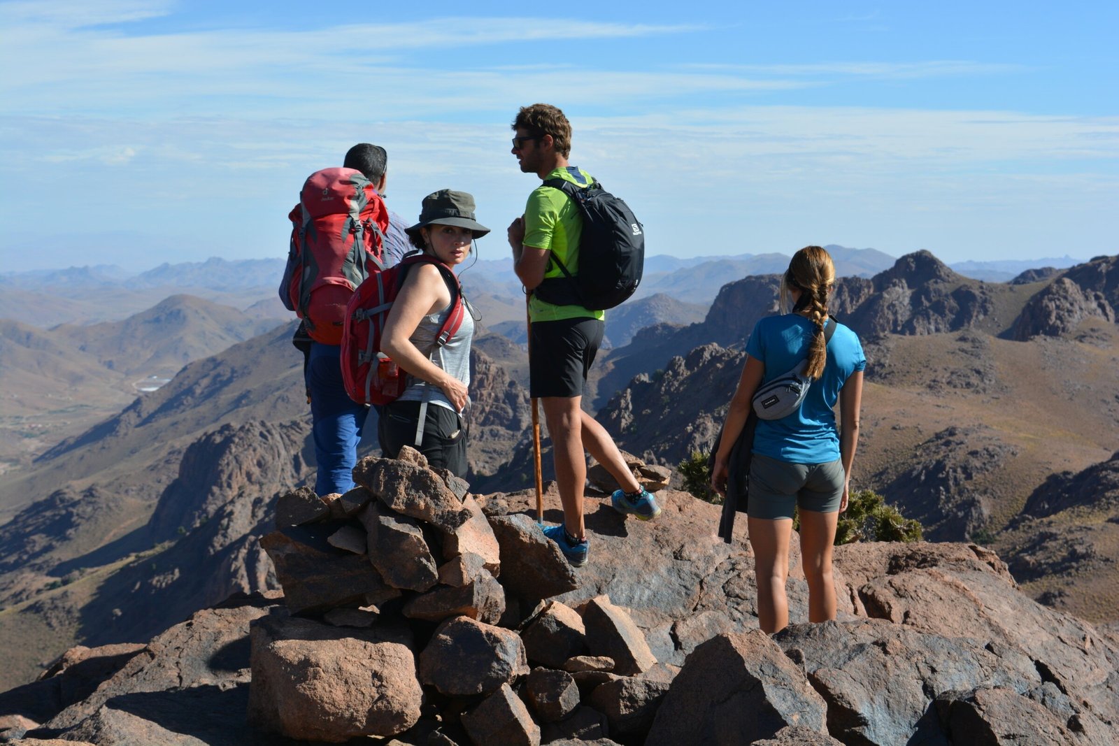 Grupo en la cima de la montaña
