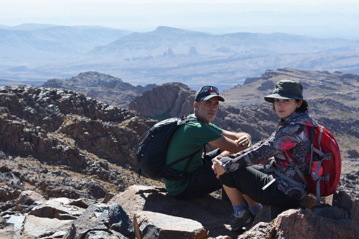 Rafa y Sonia en la cima de una montaña en el Saghro