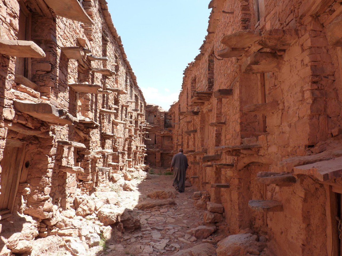 Hombre caminando en el interior de un agadir del Anti Atlas