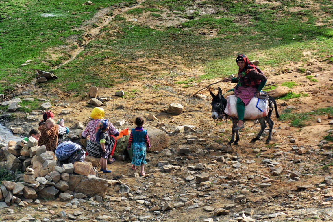 Mujeres y niños amaziges recogiendo agua en un pozo