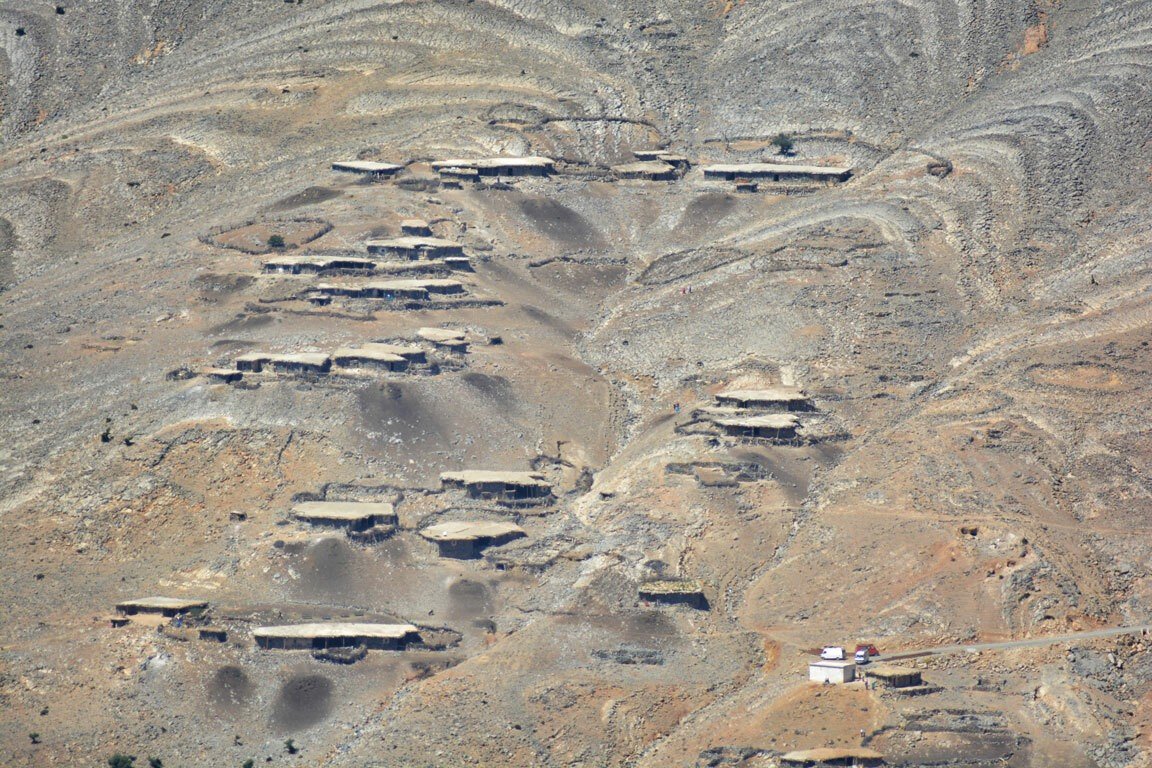 Viviendas camufladas en la ladera de una montaña