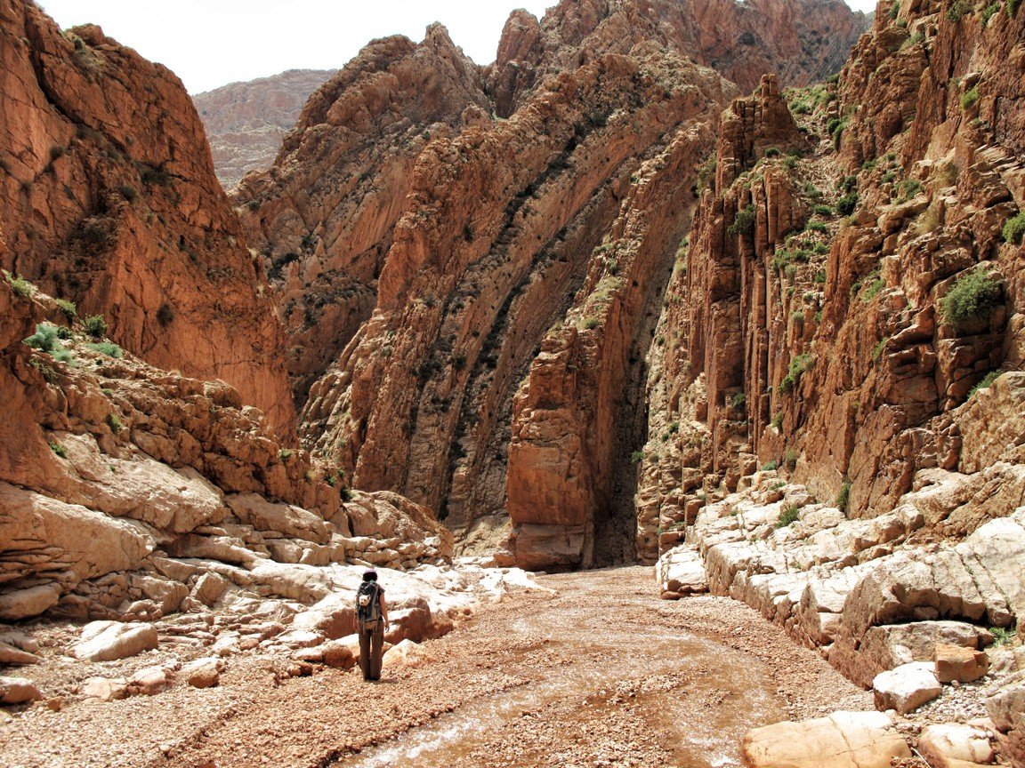 Caminata por gargantas rocosas del Medio Atlas
