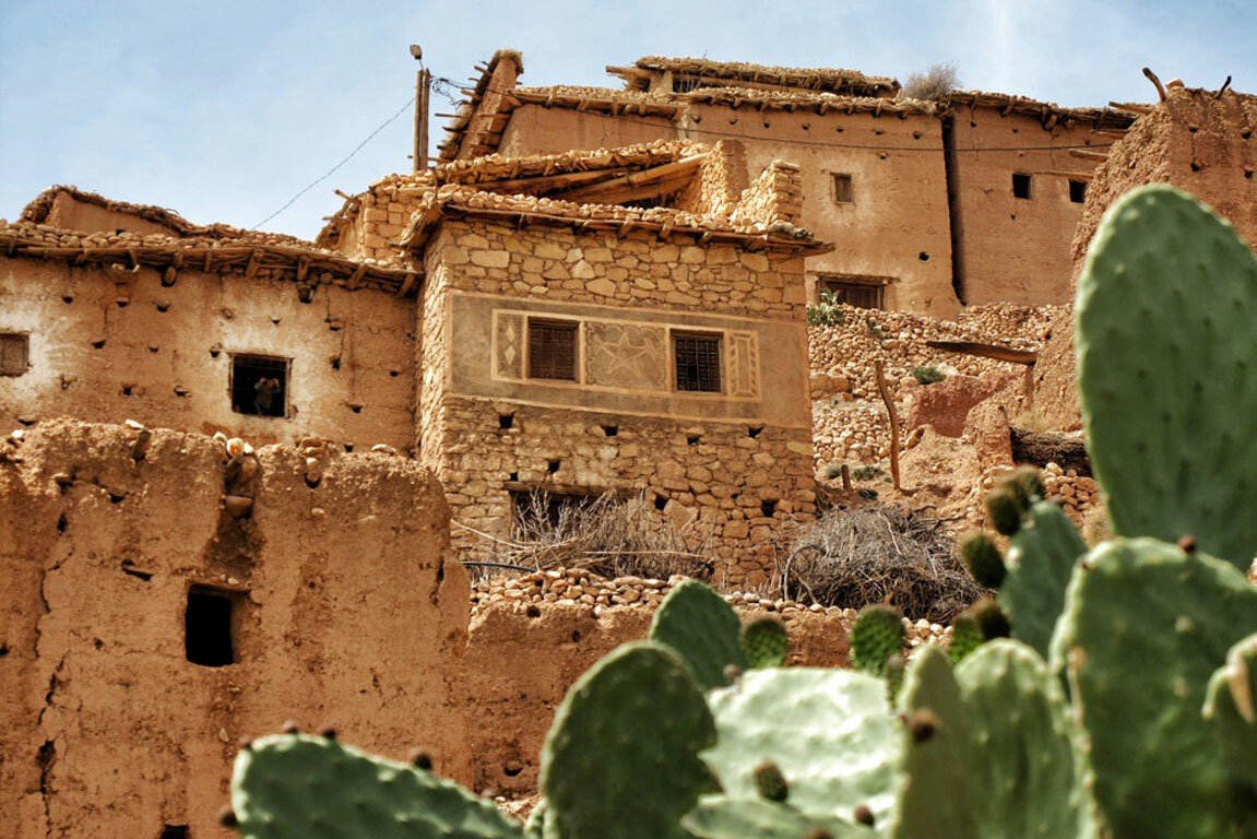 Típico pueblo de adobe en el Medio Atlas nororiental