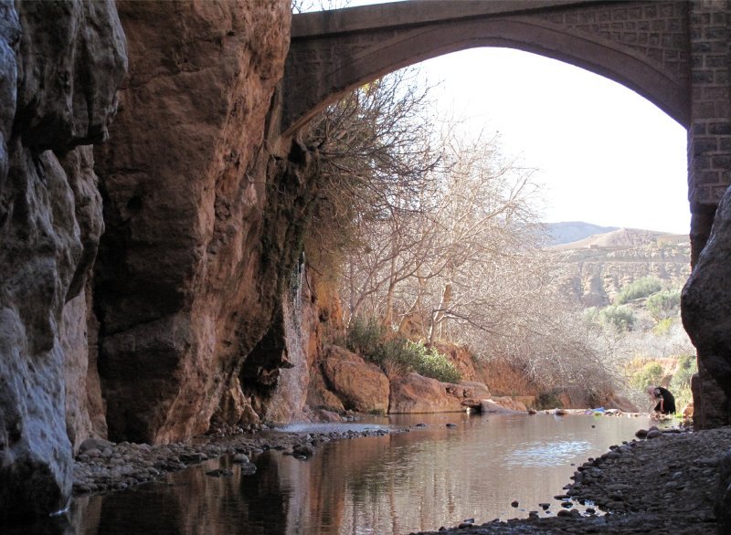 Mujer lava en el río