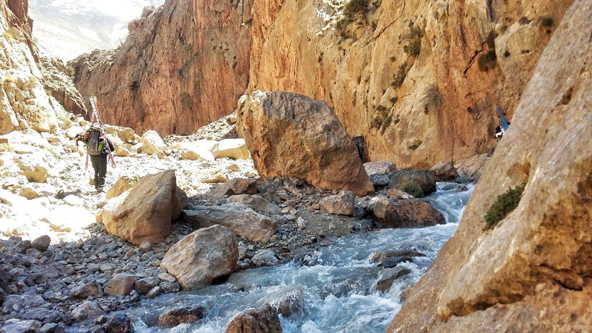 Senderista por un río en el Ayachi