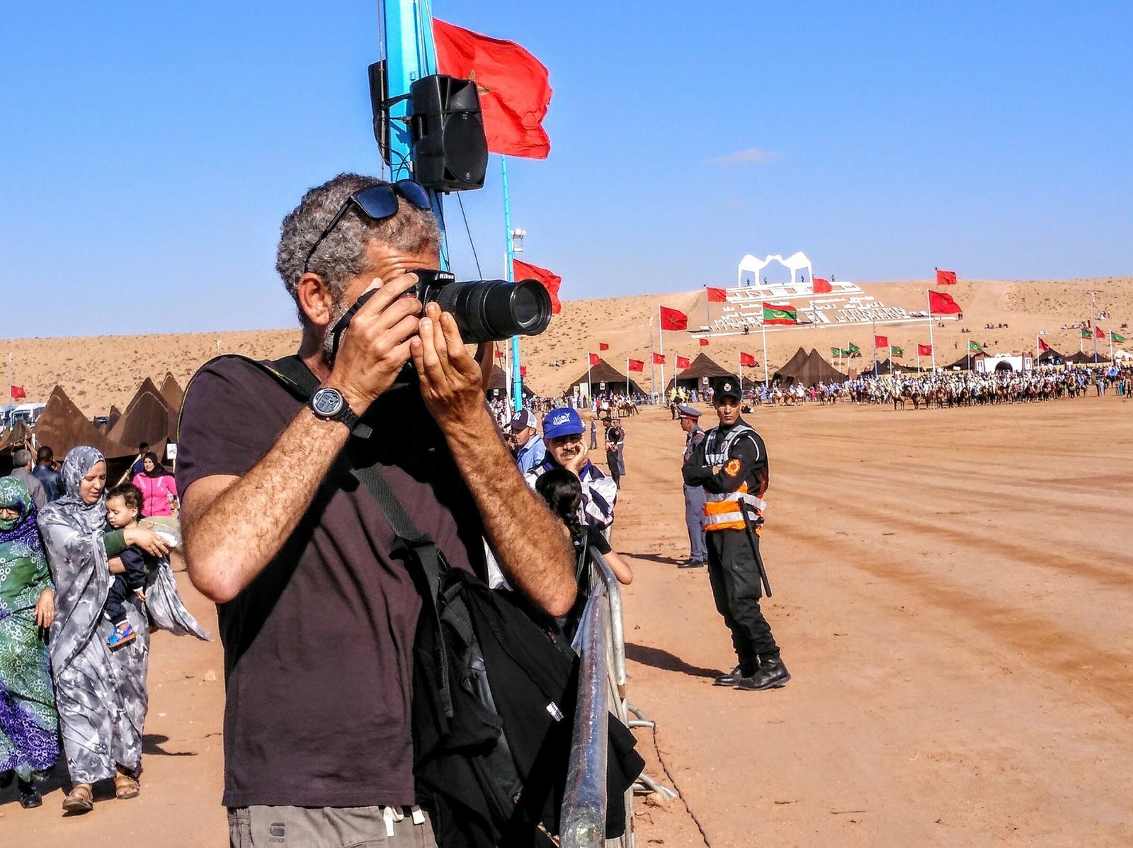 Rafa haciendo una fotografía en la inauguración del mussem