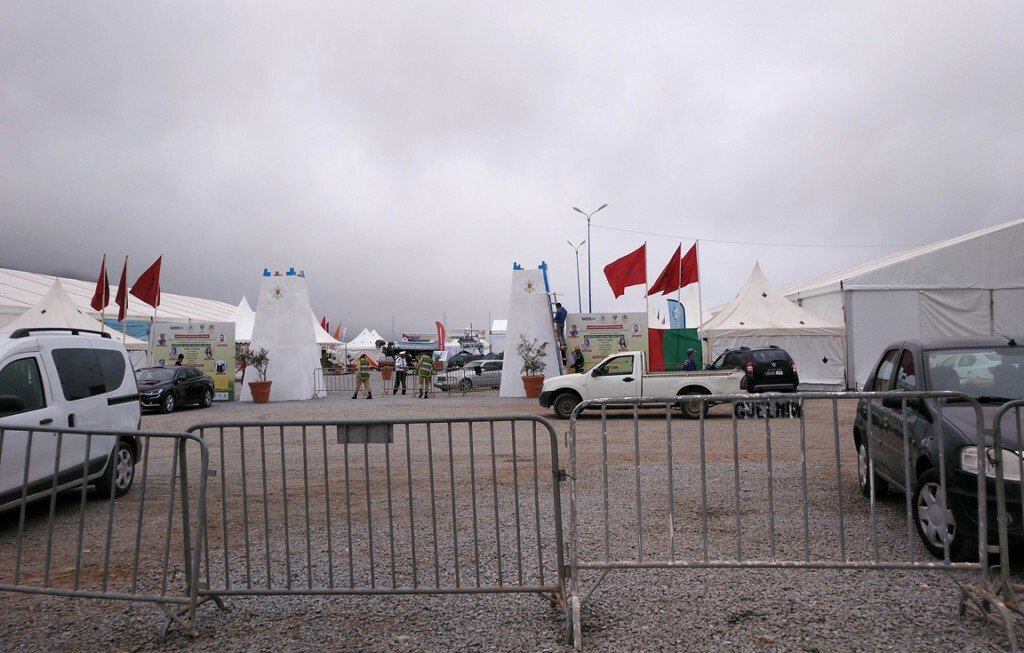 Entrada del recinto comercial durante el Moussem Aknari
