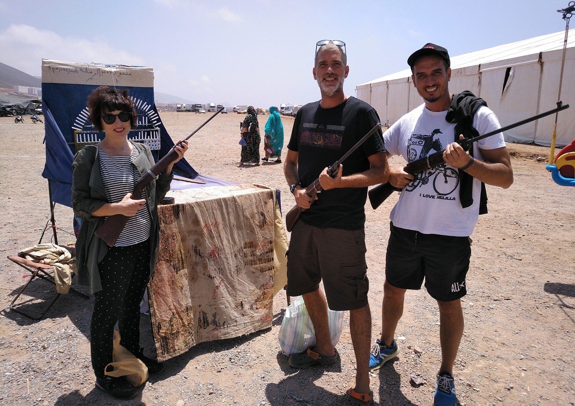 Sonia, Rafa y Alex con escopetas de feria