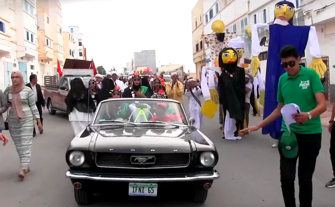 Cabezudos en el desfile y pasacalles