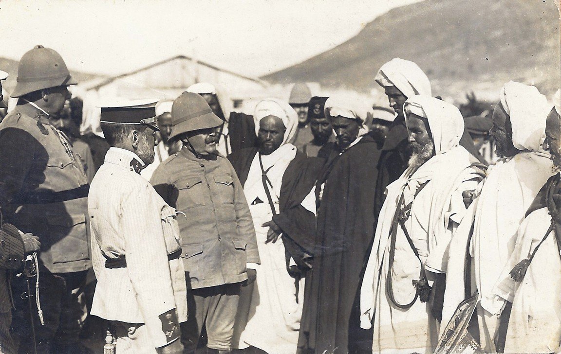 Generales conversando con musulmanes