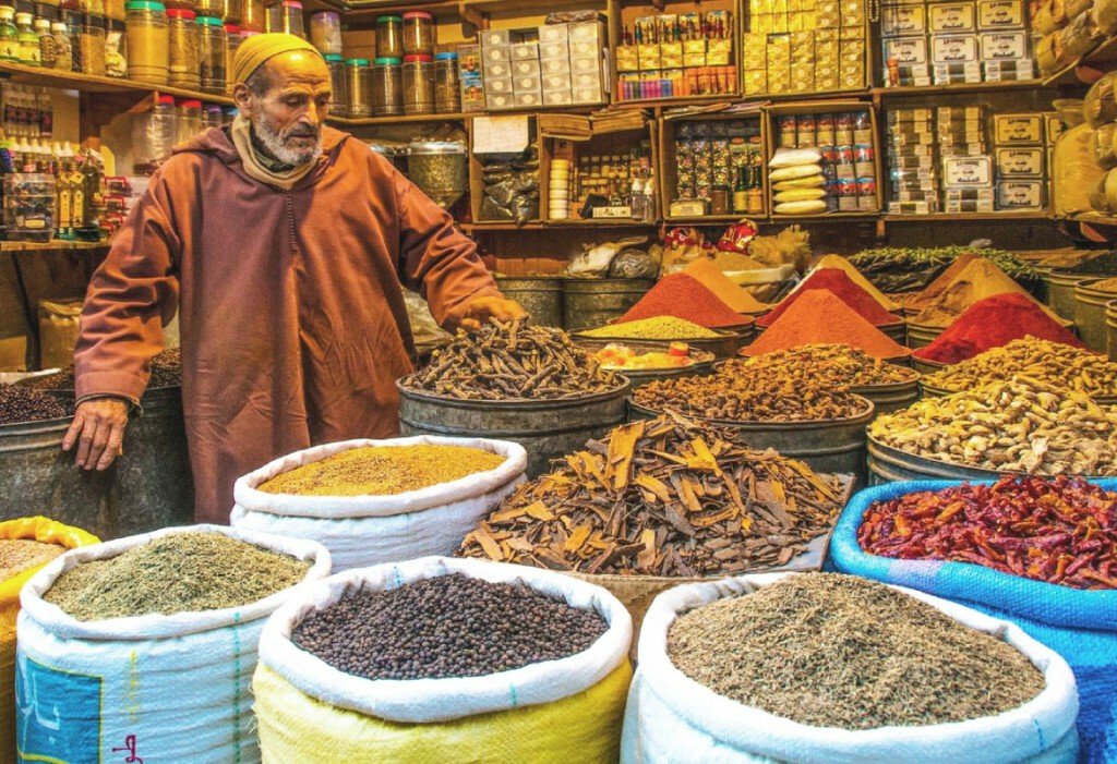 Herborista rodeado de plantas para remedios caseros.