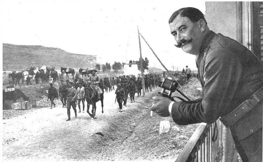 El general Dámaso Berenguer, alto comisario de España en Marruecos, viendo pasar las tropas en 1921.