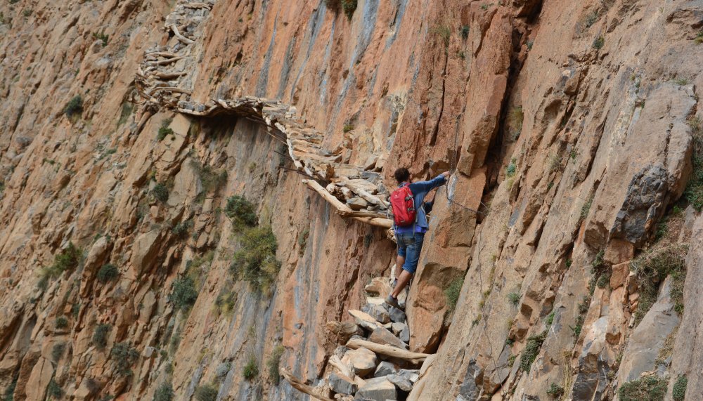 Chico atravesando el pasaje bereber.