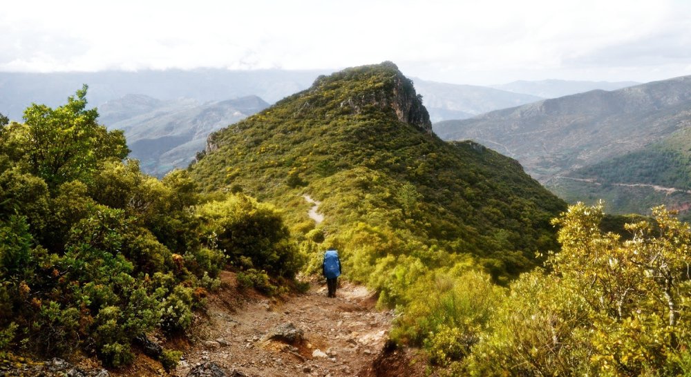 La región es muy escarpada y frondosa, unas características que hacen del lugar un destino ideal para caminar por sus senderos. 