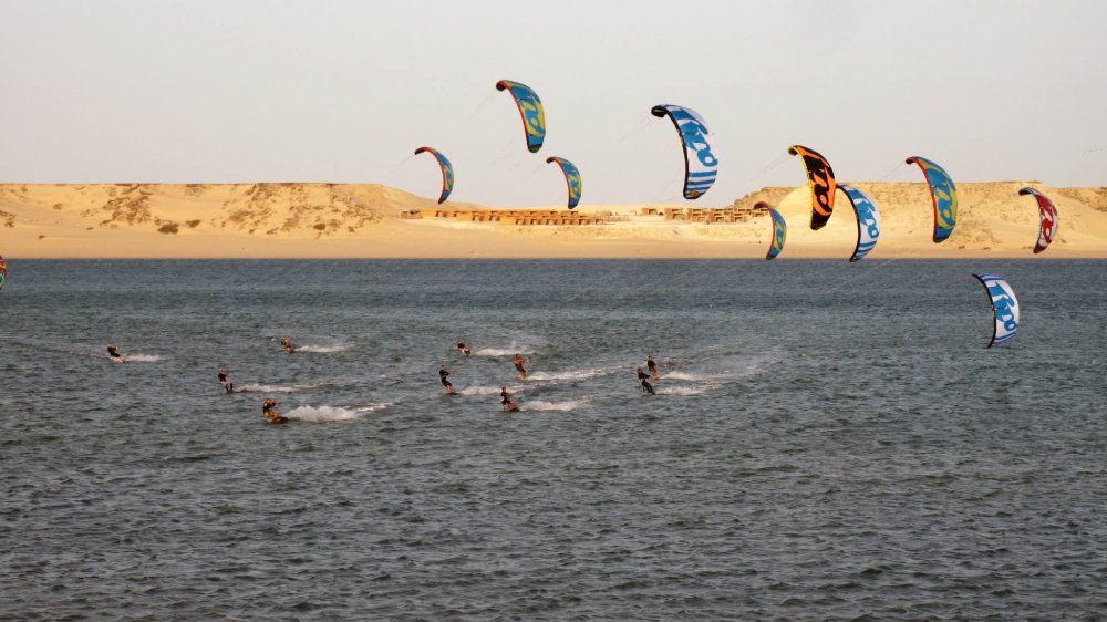 Cometas de kidesurf en la laguna de Dakhla