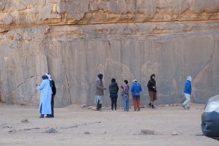 Grupo junto a los grabados